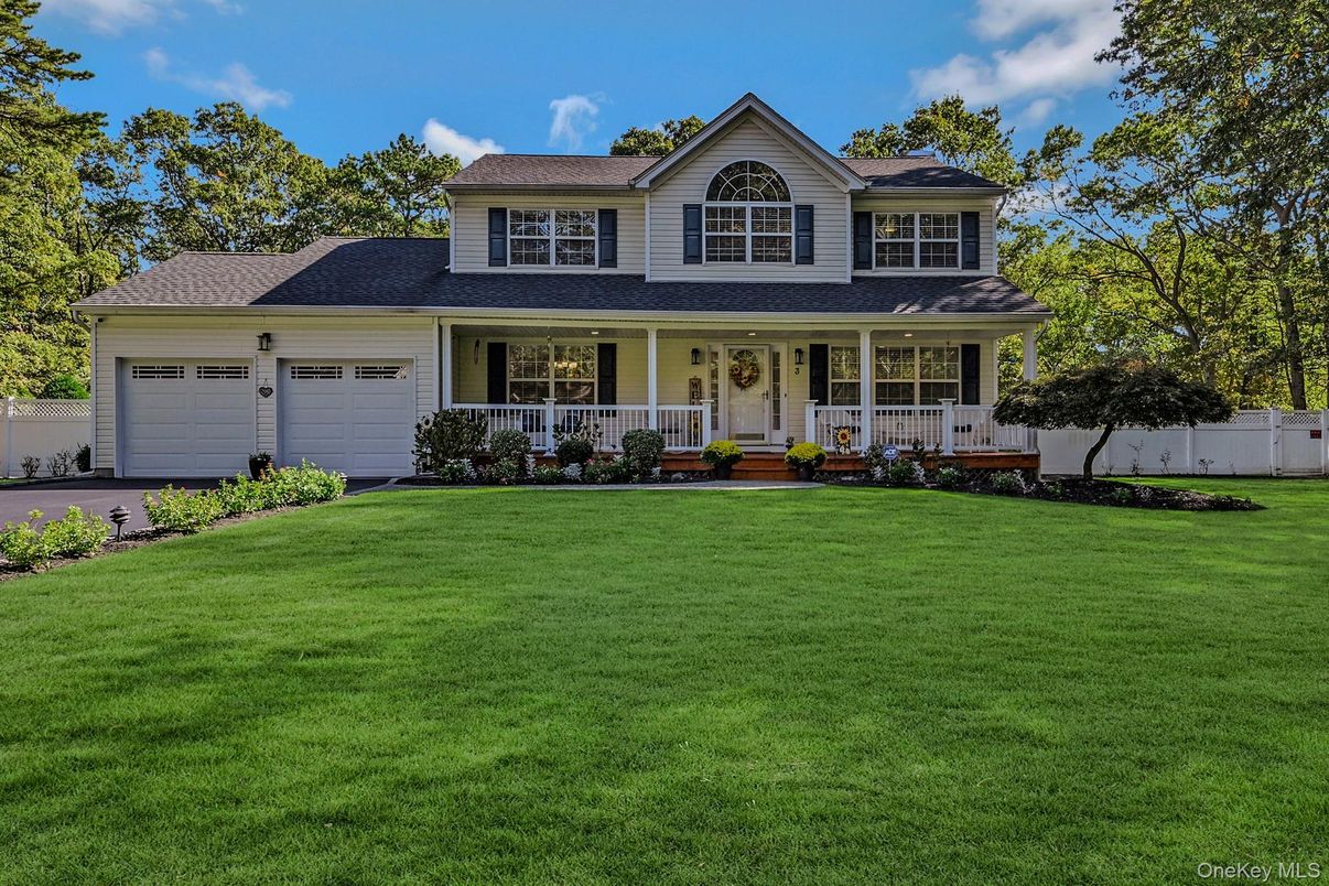 Attached, Exterior, Facade, Farmhouse