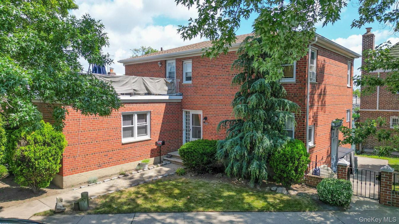 Exterior, Facade, Brick Facade, Rowhouse