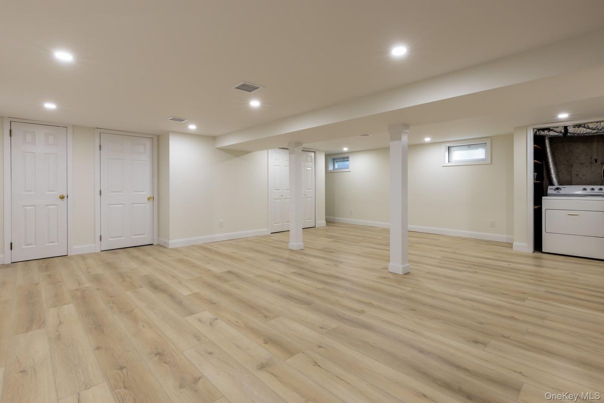 Empty room, Interior, Recessed Lighting, Washer, Wood Texture Flooring
