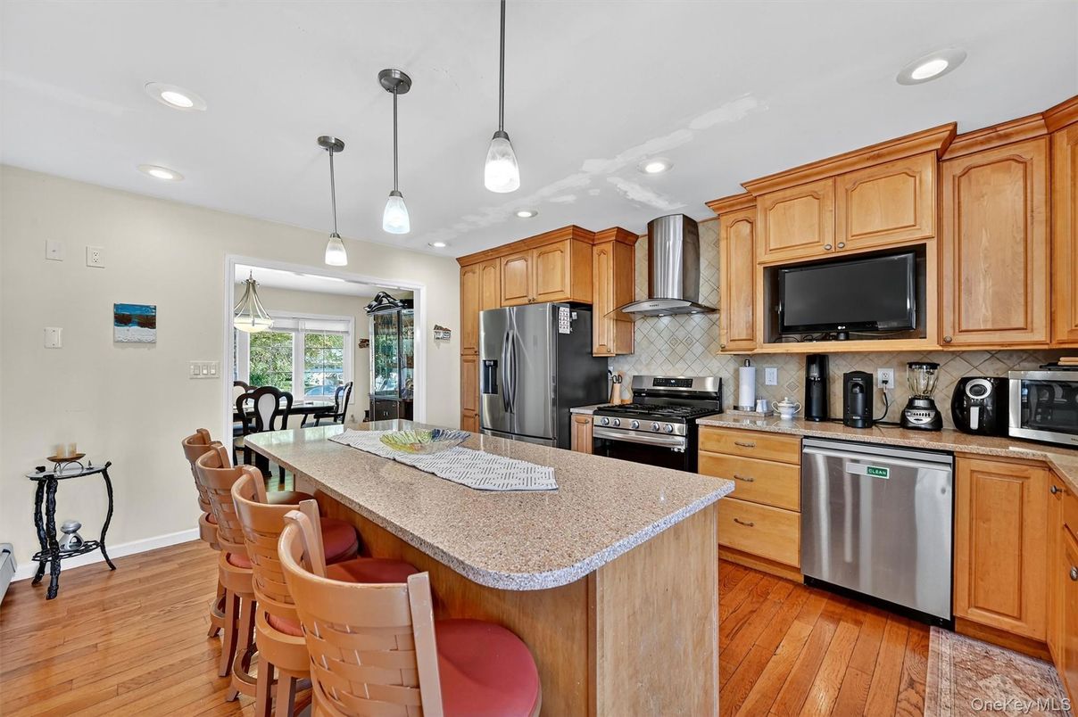 Dining room, Interior, Kitchen, Pendant Lights, Recessed Lighting, Stainless Steel Appliances, Wood Texture Flooring