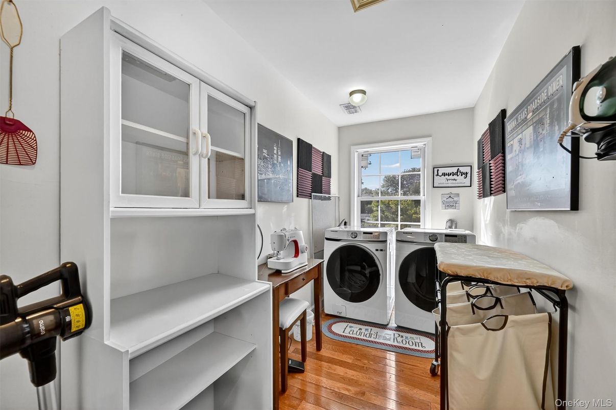 Interior, Washer, Wood Texture Flooring