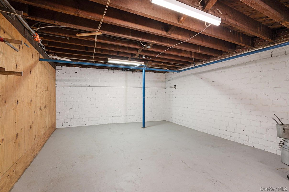 Garage, Interior, Wooden Beams