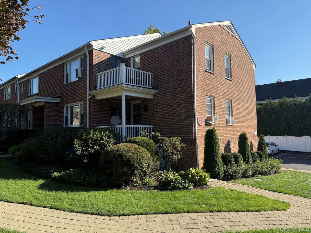 Exterior, Facade, Brick Facade, Rowhouse