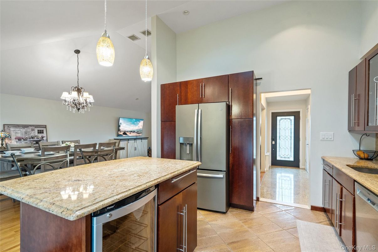 Chandelier, Dining room, Interior, Kitchen, Pendant Lights, Stainless Steel Appliances