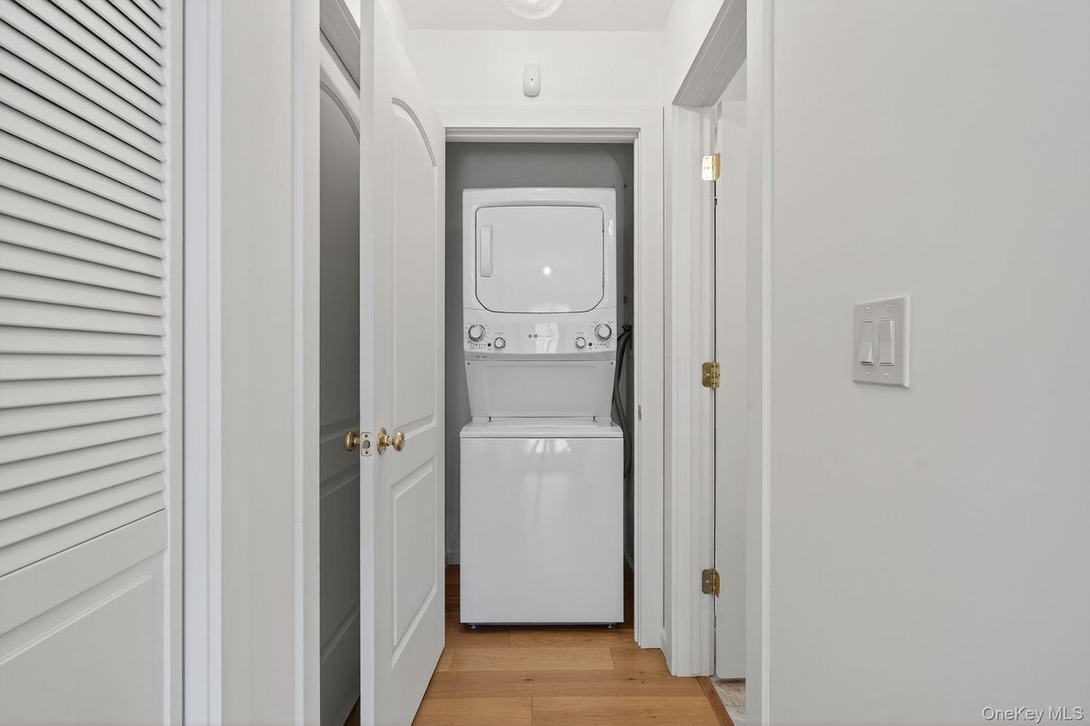 Interior, Utility Closets, Washer, Wood Texture Flooring