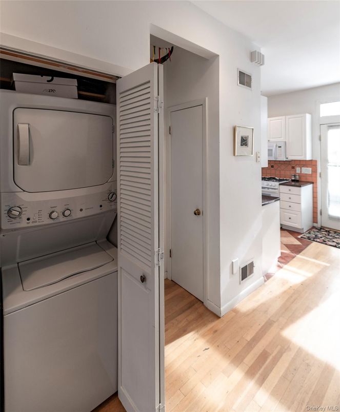 Interior, Utility Closets, Washer, Wood Texture Flooring