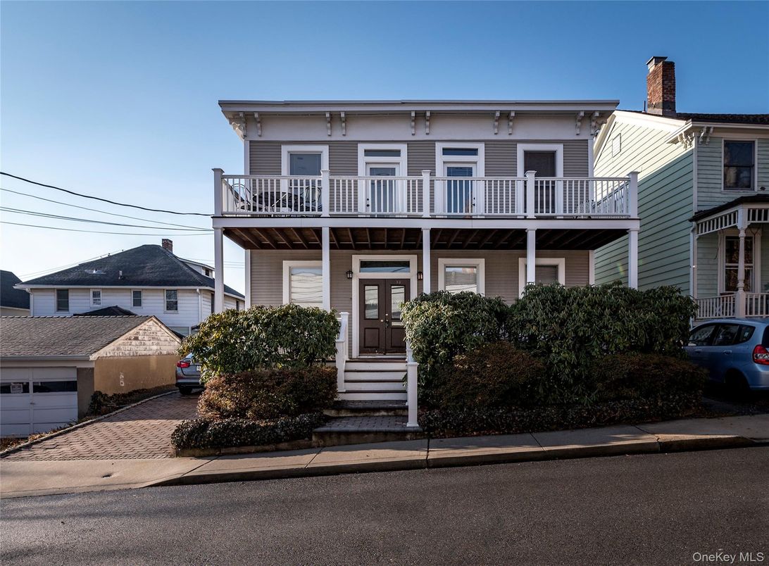 Exterior, Facade, American Foursquare