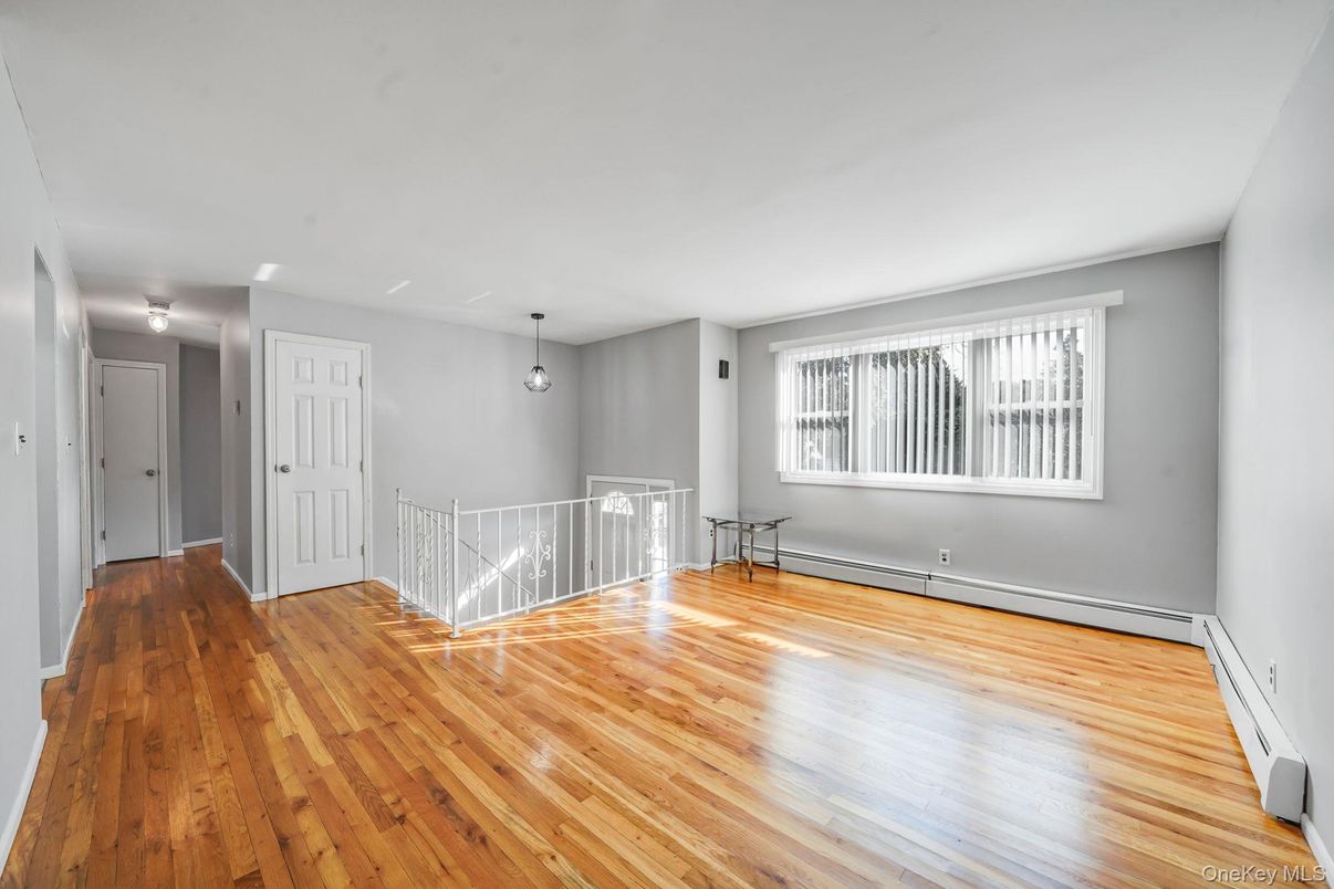 Empty room, Interior, Pendant Lights, Wood Texture Flooring