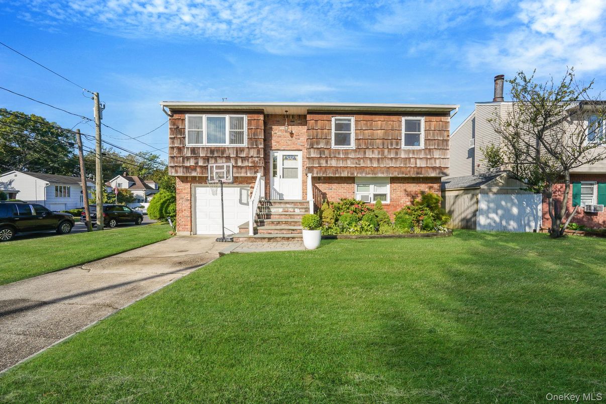 Attached, Exterior, Facade, Brick Facade, Raised Ranch