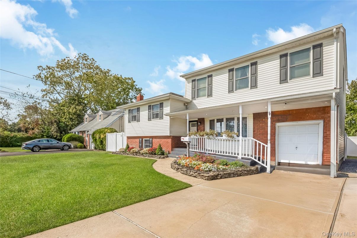 Attached, Exterior, Facade, Brick Facade, Raised Ranch