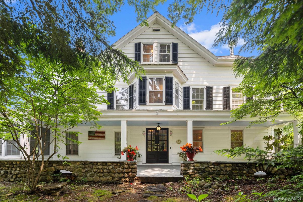 Exterior, Facade, Queen Anne Victorian