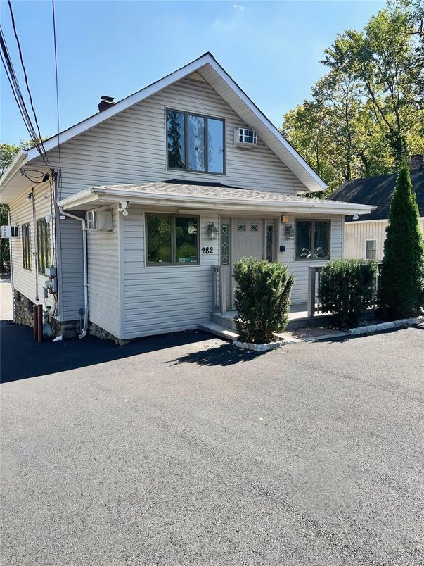 Exterior, Facade, Cape Cod