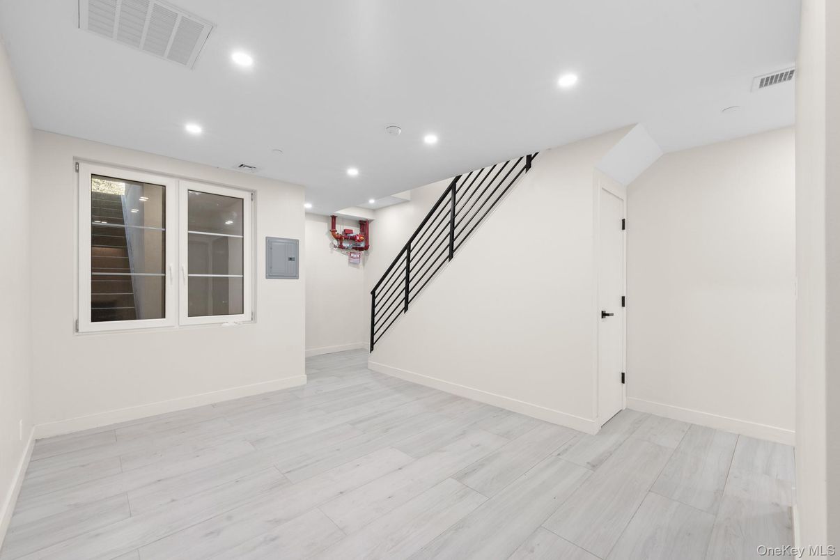 Interior, Recessed Lighting, Wood Texture Flooring