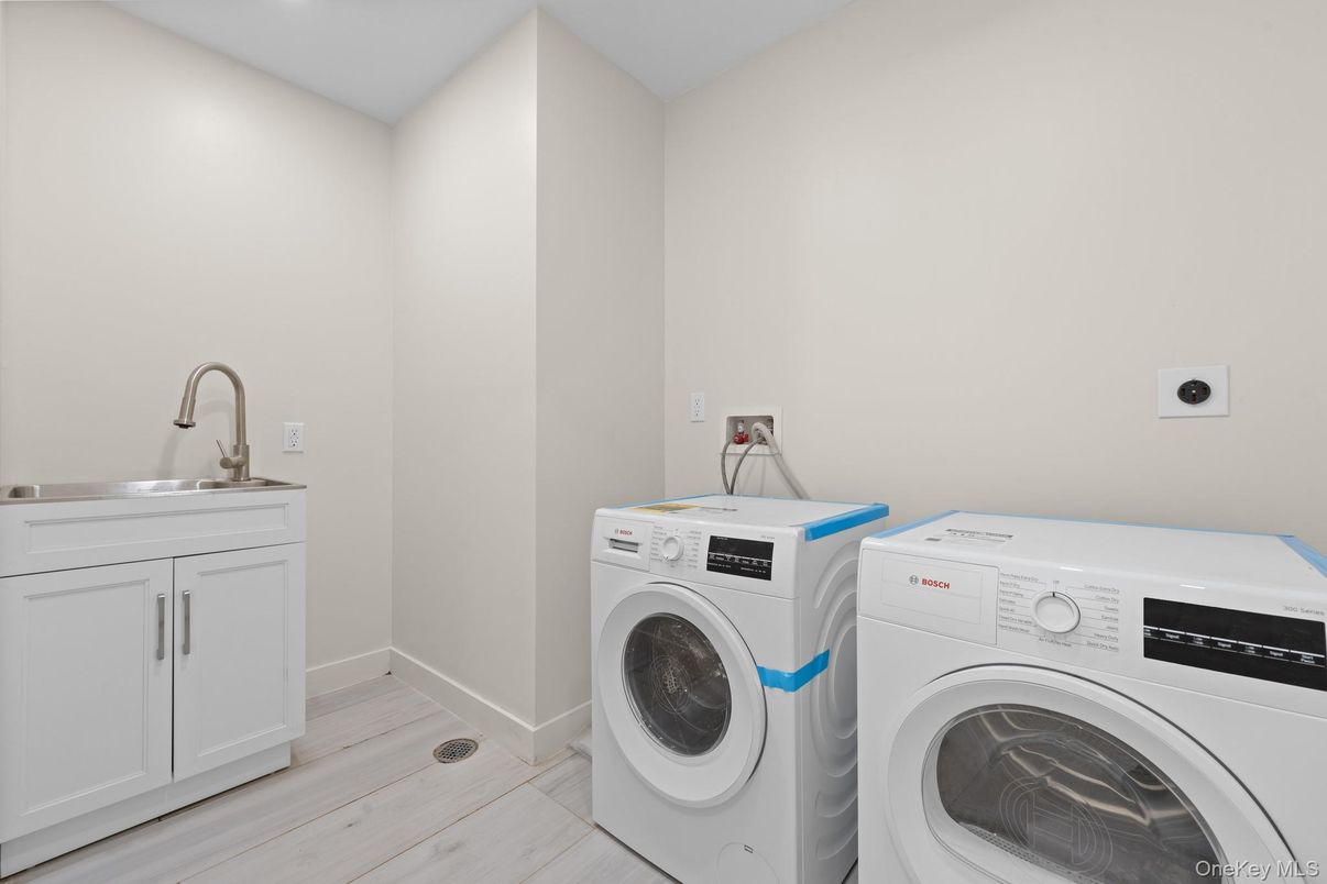 Interior, Recessed Lighting, Washer, Wood Texture Flooring
