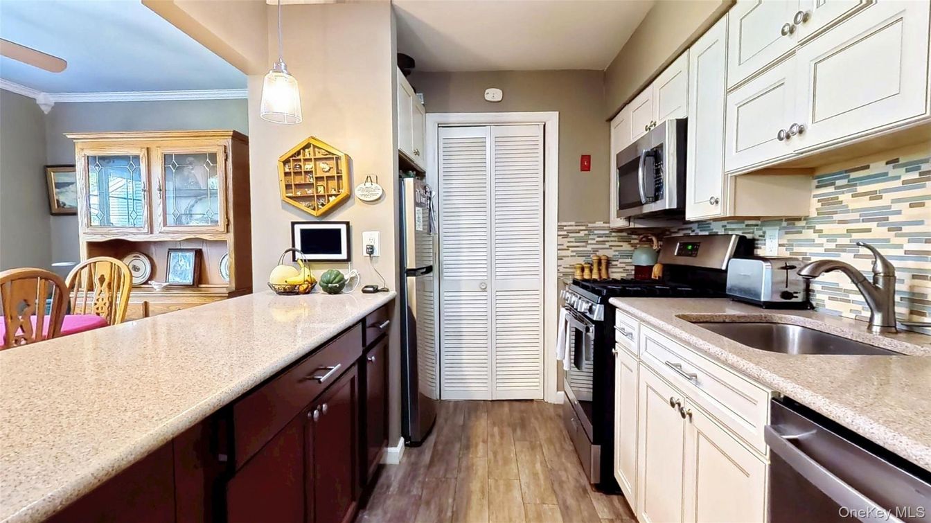 Interior, Kitchen, Pendant Lights, Wood Texture Flooring