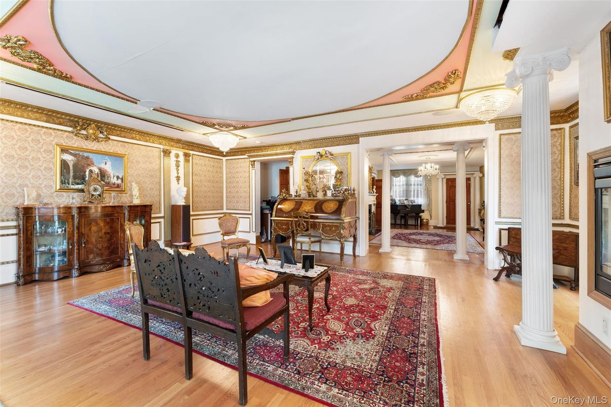 Chandelier, Dining room, Interior, Piano, Wood Texture Flooring