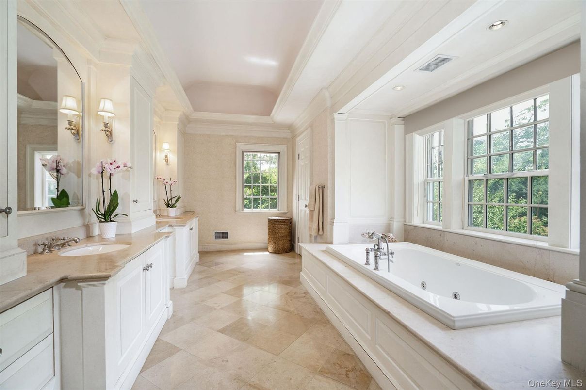 Bathroom, Dual Sink Vanities, Interior, Recessed Lighting