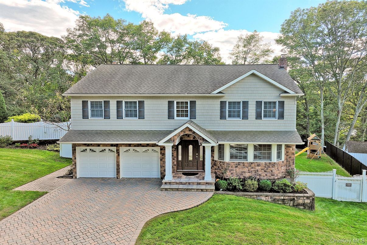 Attached, Exterior, Facade, Raised Ranch