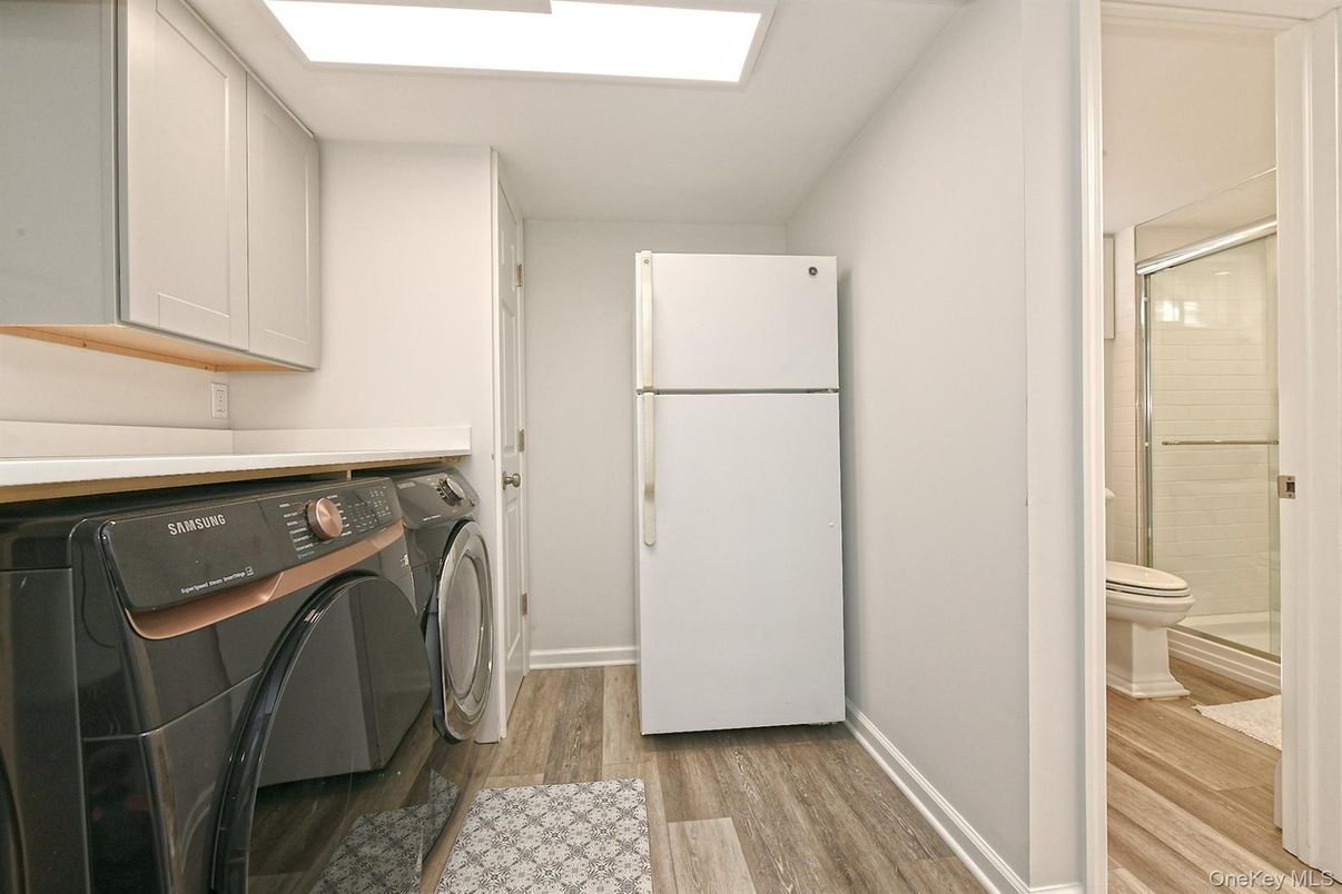 Interior, Washer, Wood Texture Flooring