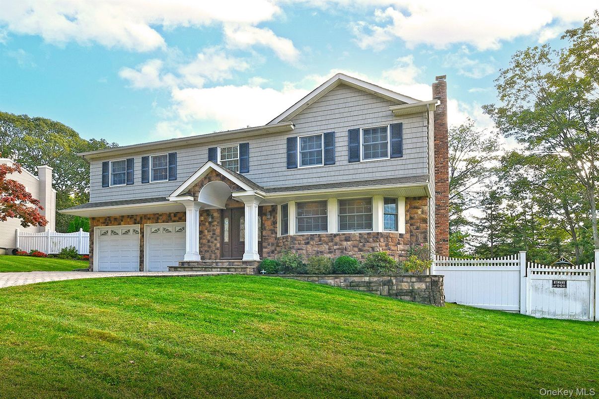 Attached, Exterior, Facade, Split Level