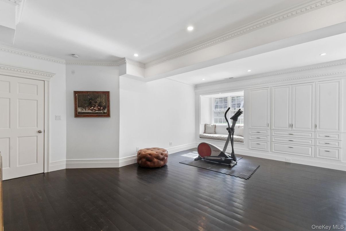Fitness Equipment, Interior, Recessed Lighting, Wood Texture Flooring