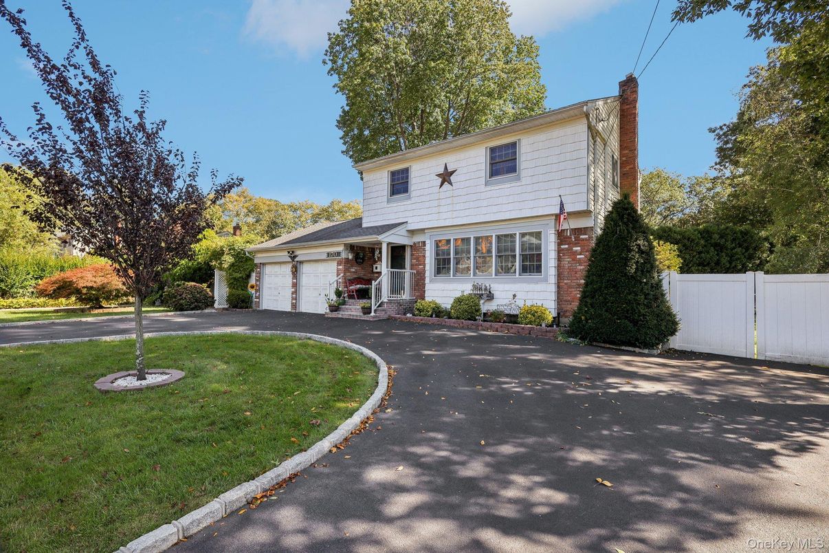 Attached, Exterior, Facade, Brick Facade, Split Level