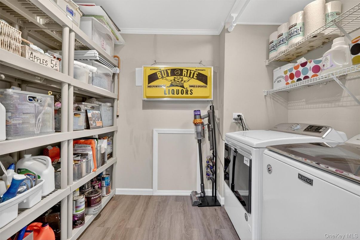 Interior, Washer, Wood Texture Flooring