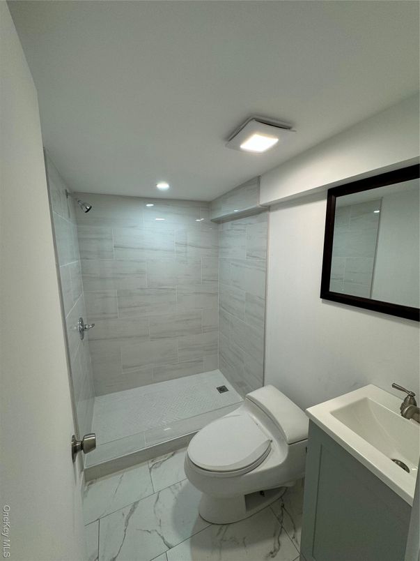 Bathroom, Interior, Marble, Recessed Lighting