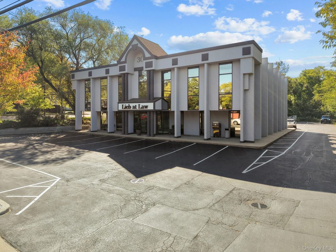 Exterior, Facade, Modern