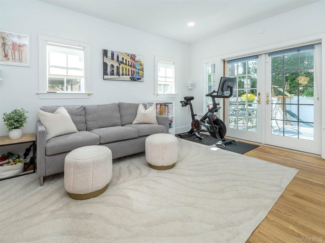 Fitness Equipment, Interior, Living room, Recessed Lighting, Wood Texture Flooring