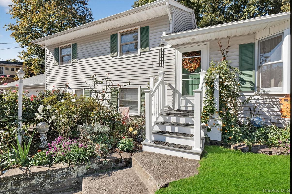 Exterior, Facade, Raised Ranch