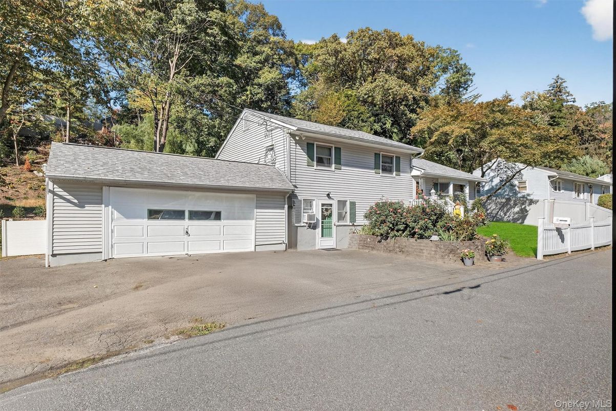 Attached, Exterior, Facade, Split Level