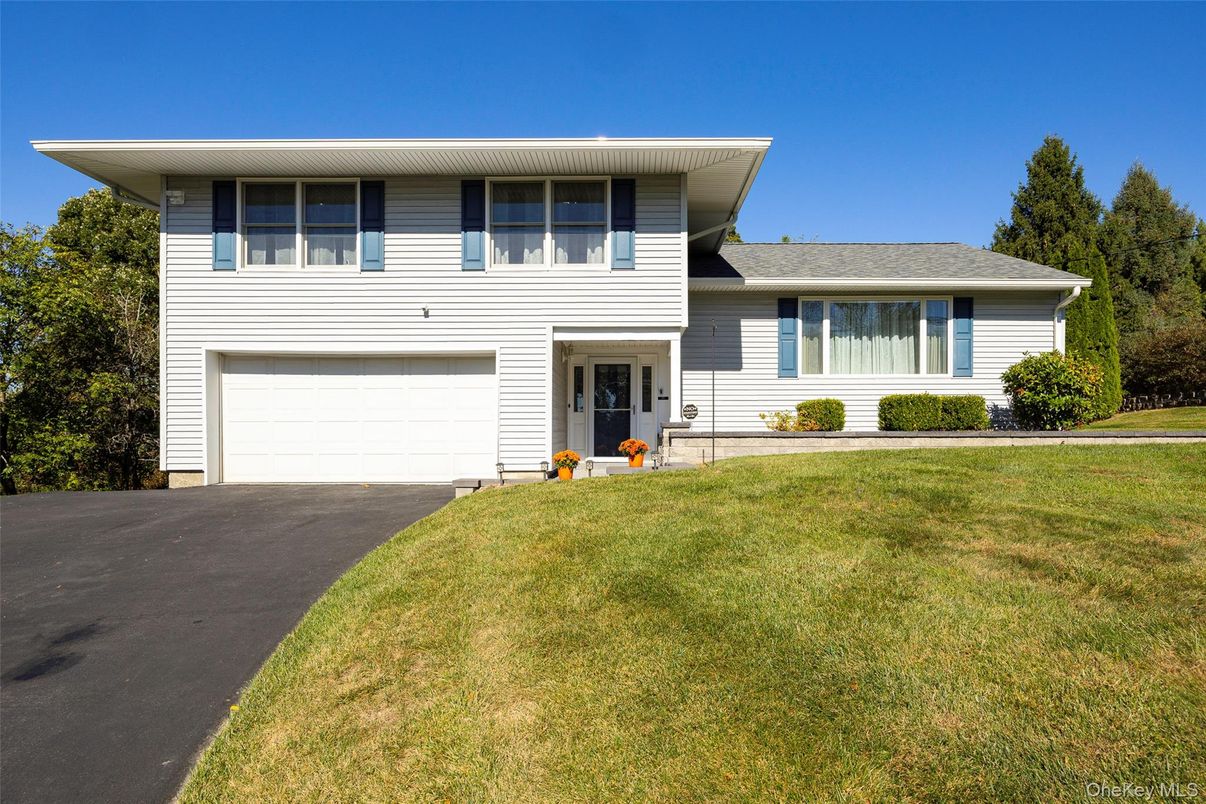 Attached, Exterior, Facade, Split Level