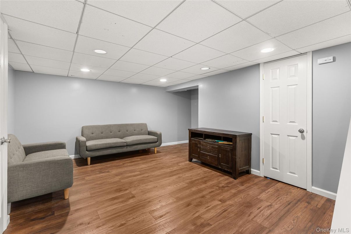 Interior, Recessed Lighting, Wood Texture Flooring
