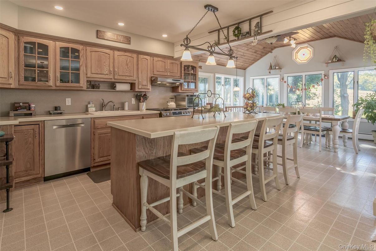 Dining room, Interior, Kitchen, Pendant Lights, Recessed Lighting, Stainless Steel Appliances