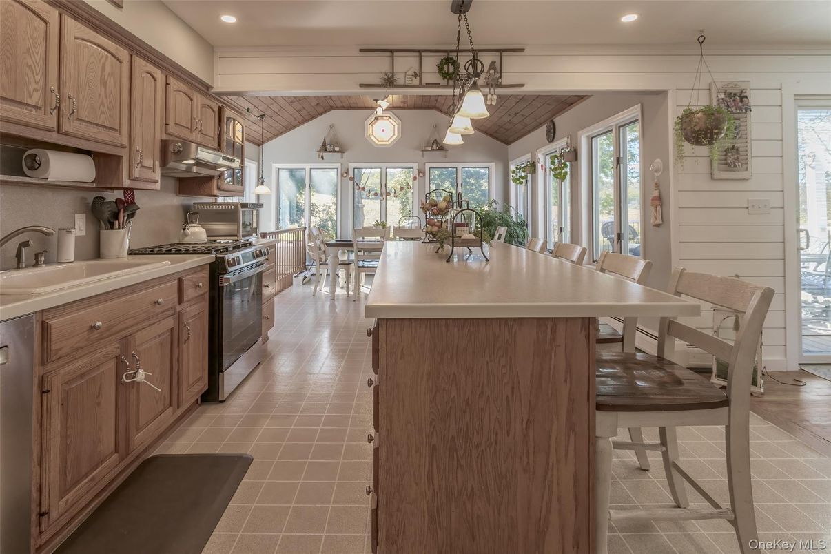 Dining room, Interior, Kitchen, Pendant Lights, Recessed Lighting, Stainless Steel Appliances, Wooden Beams, Wooden Ceilings