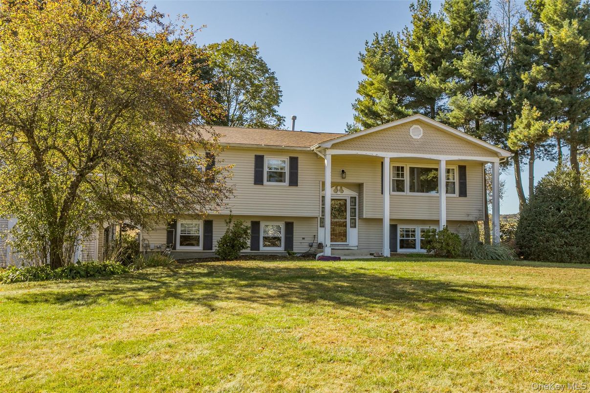 Backyard, Exterior, Facade, Raised Ranch