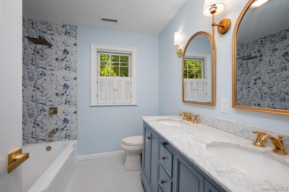 Bathroom, Dual Sink Vanities, Interior
