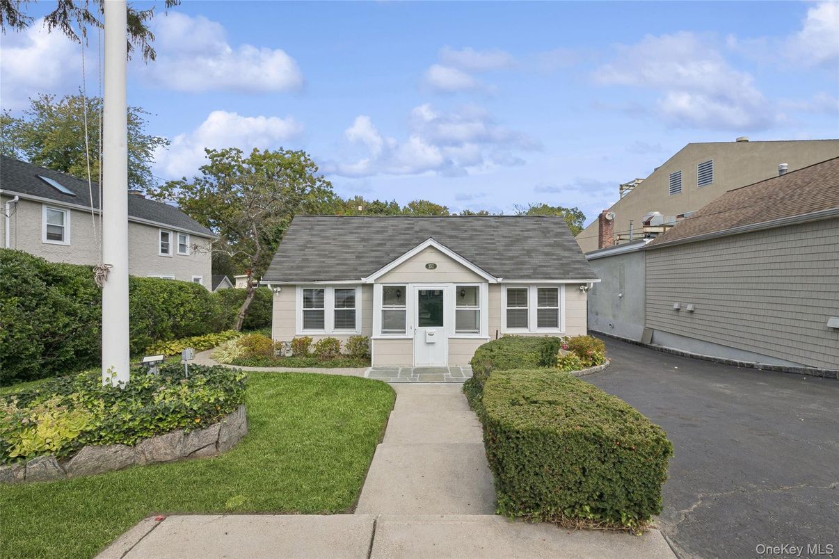 Exterior, Facade, Cape Cod