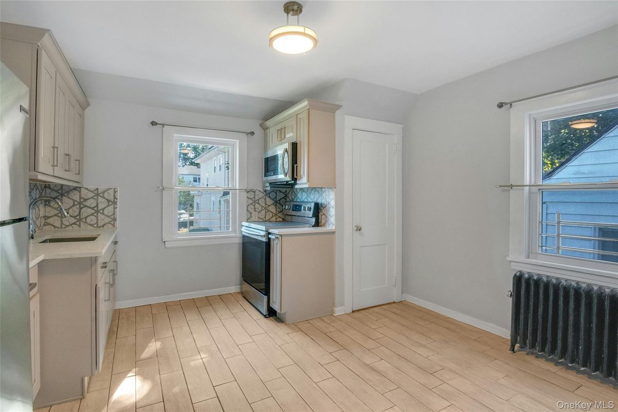 Interior, Kitchen, Washer, Wood Texture Flooring