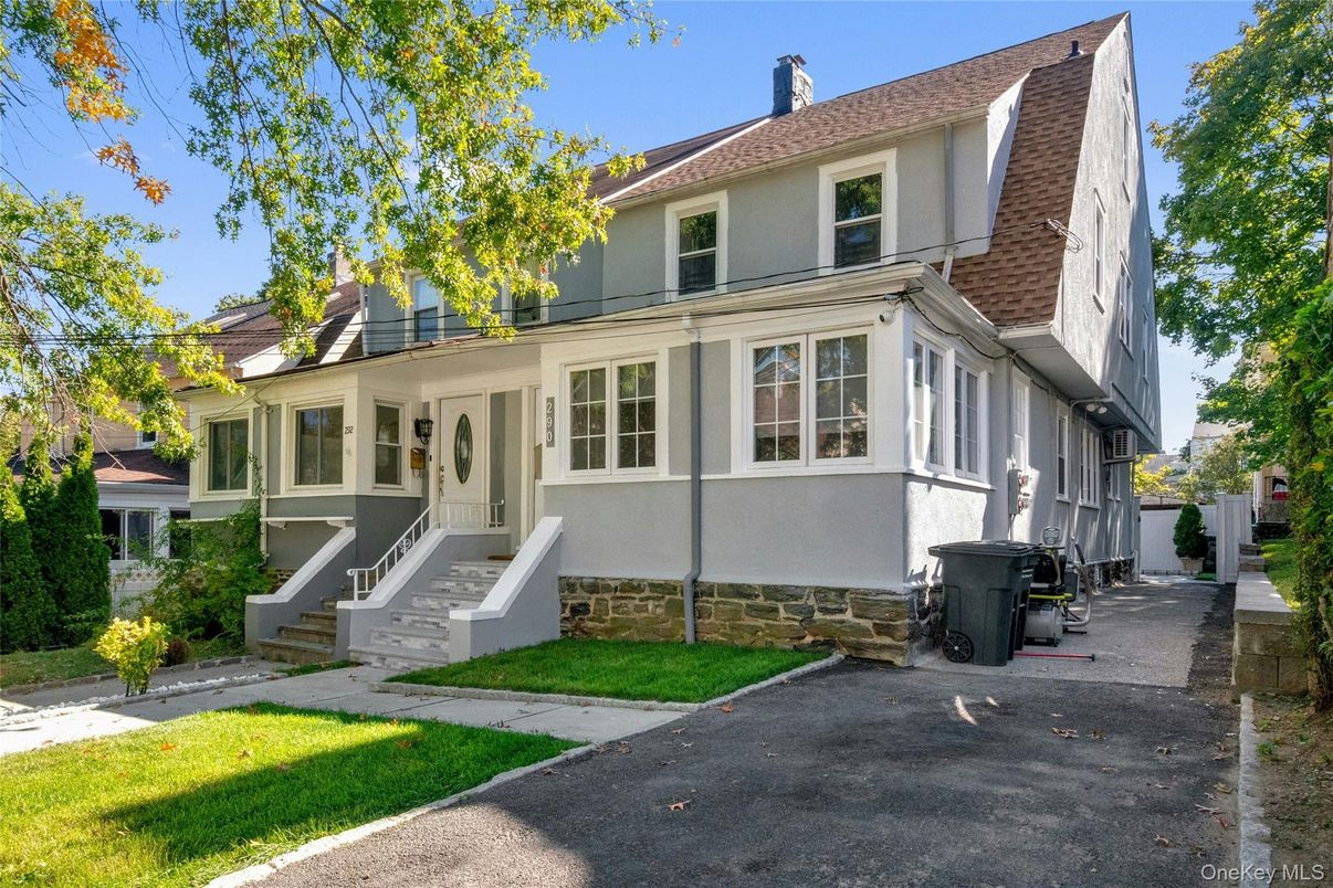 Exterior, Facade, American Foursquare