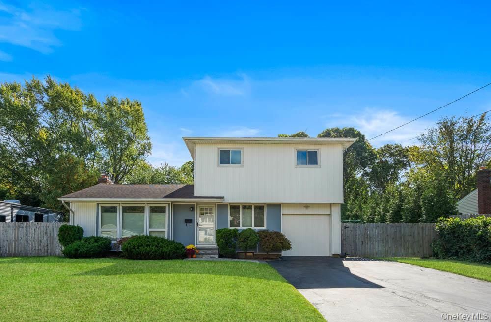 Attached, Exterior, Facade, Split Level