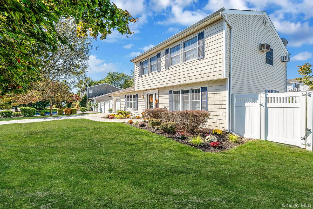 Backyard, Exterior, Facade, Split Level