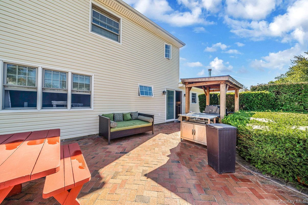 Exterior, Hot Tub, Outdoor Kitchen