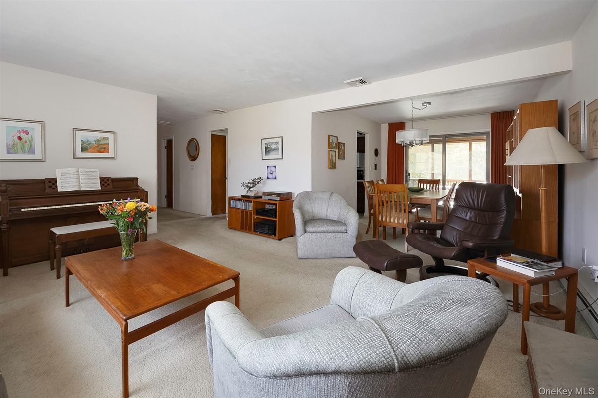 Dining room, Interior, Living room, Pendant Lights, Piano