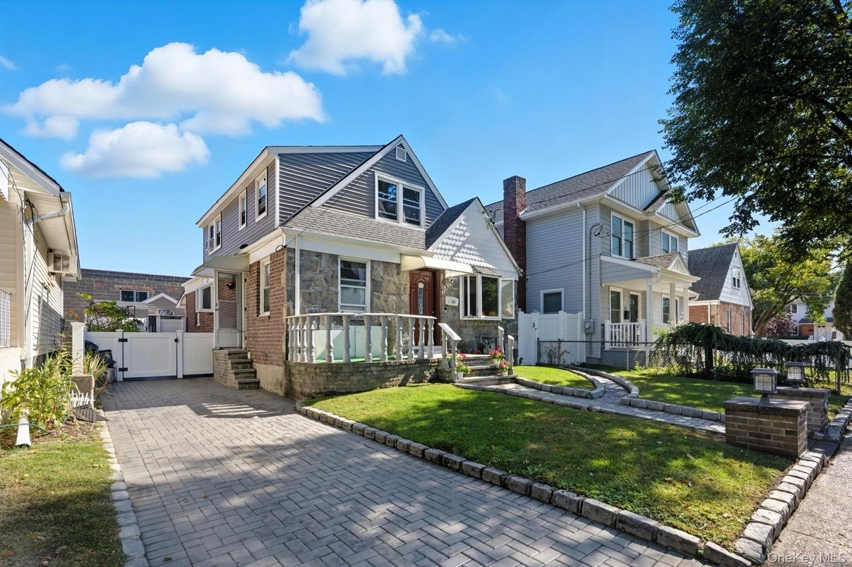 Exterior, Facade, Brick Facade, Queen Anne Victorian