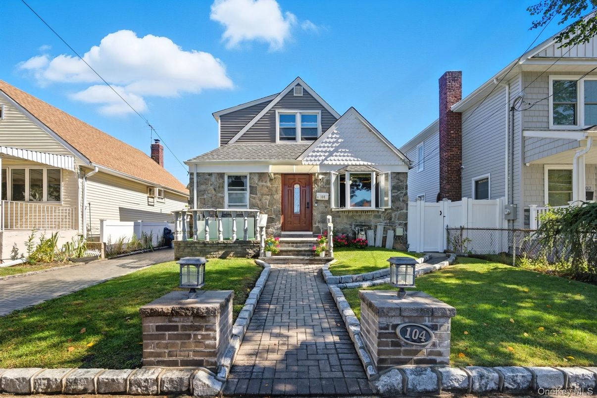 Exterior, Facade, Queen Anne Victorian