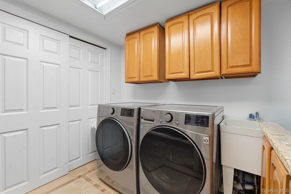 Interior, Washer, Wood Texture Flooring