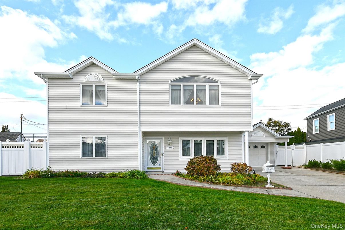 Attached, Exterior, Facade, Farmhouse