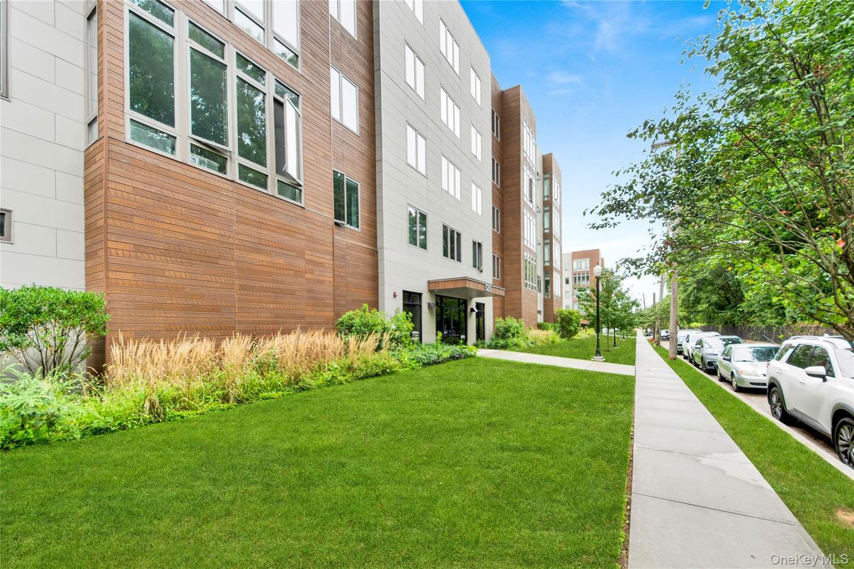 Exterior, Facade, Highrise